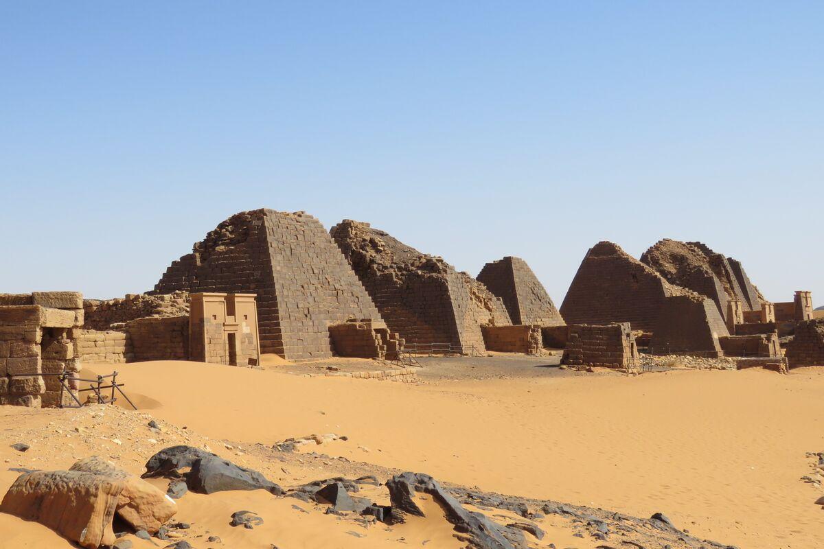 Pirámides nubias de Meroe, en el desierto de Sudán